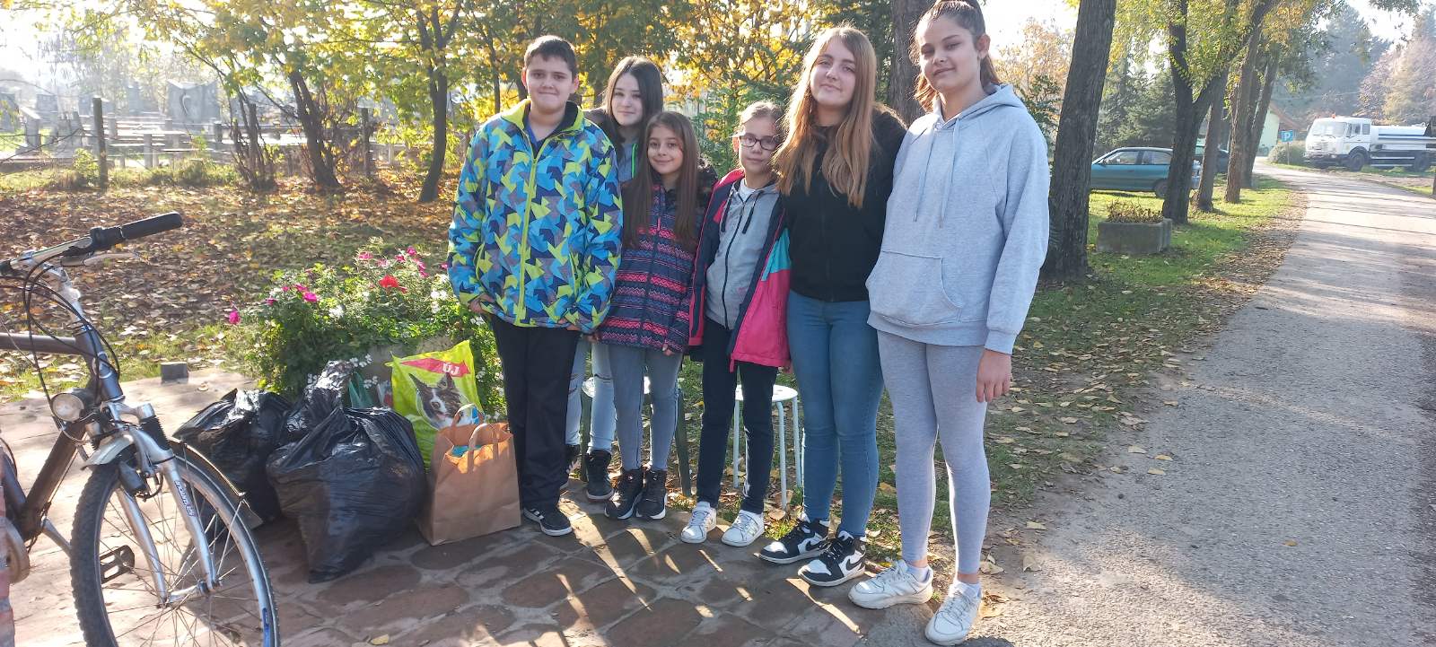 Акција прикупљања хране за псе у азилу