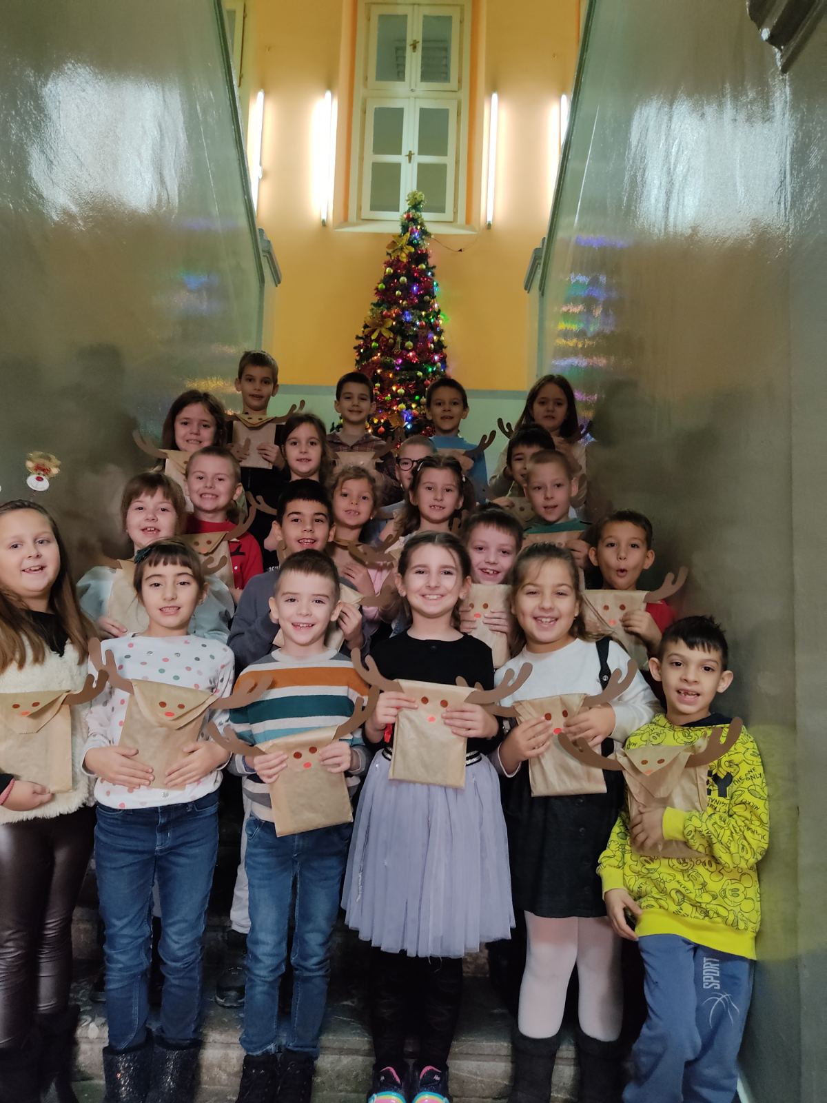 Први пут са ђачком књижицом у руци