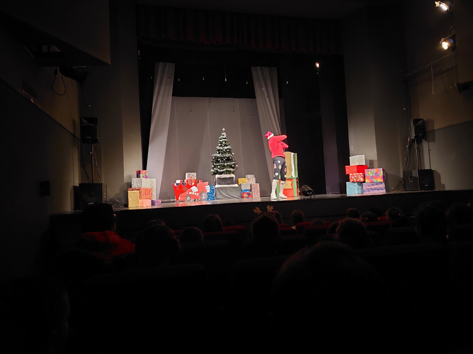 Наши ученици на новогодишњој представи