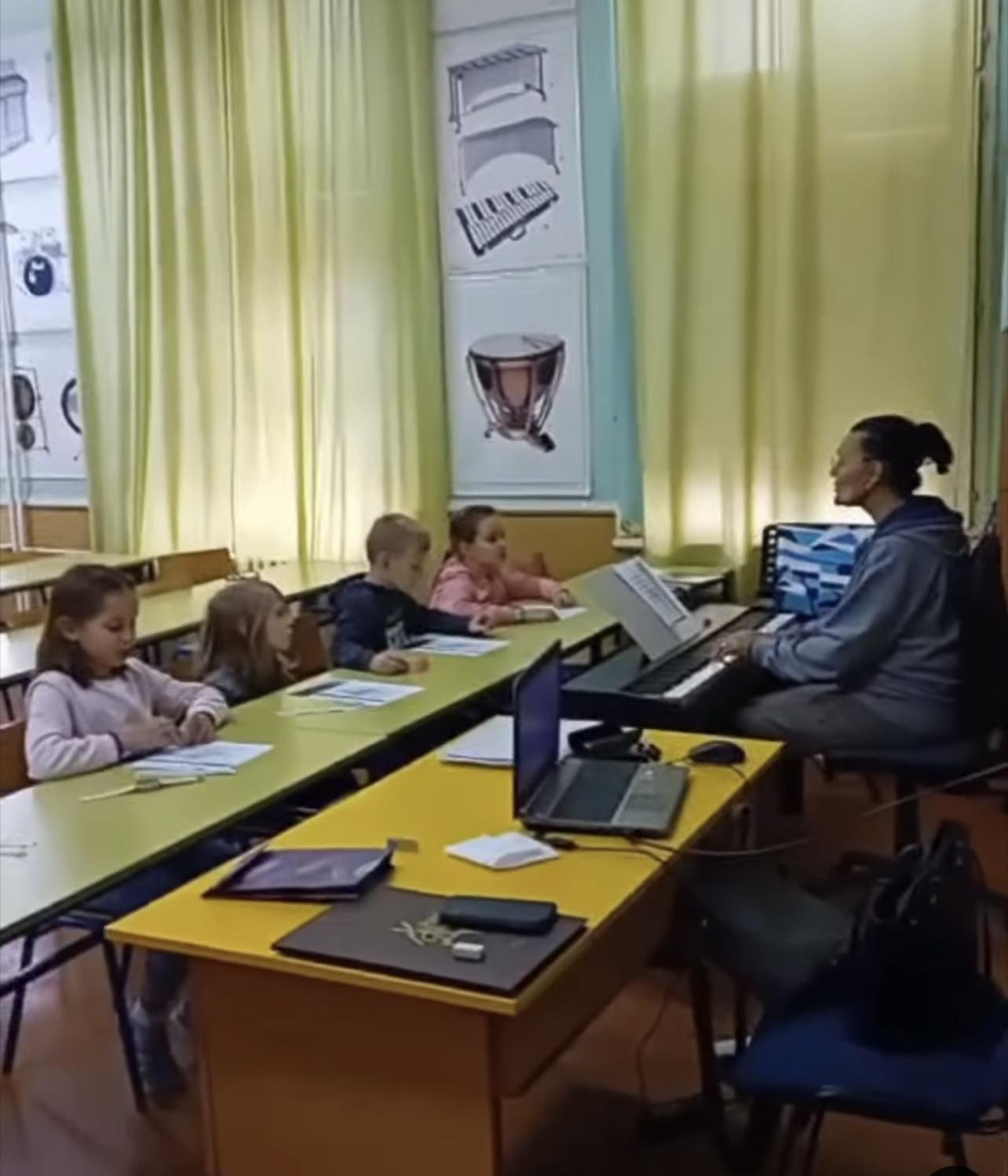 Ученици из продуженог боравка у кабинету за музичку културу