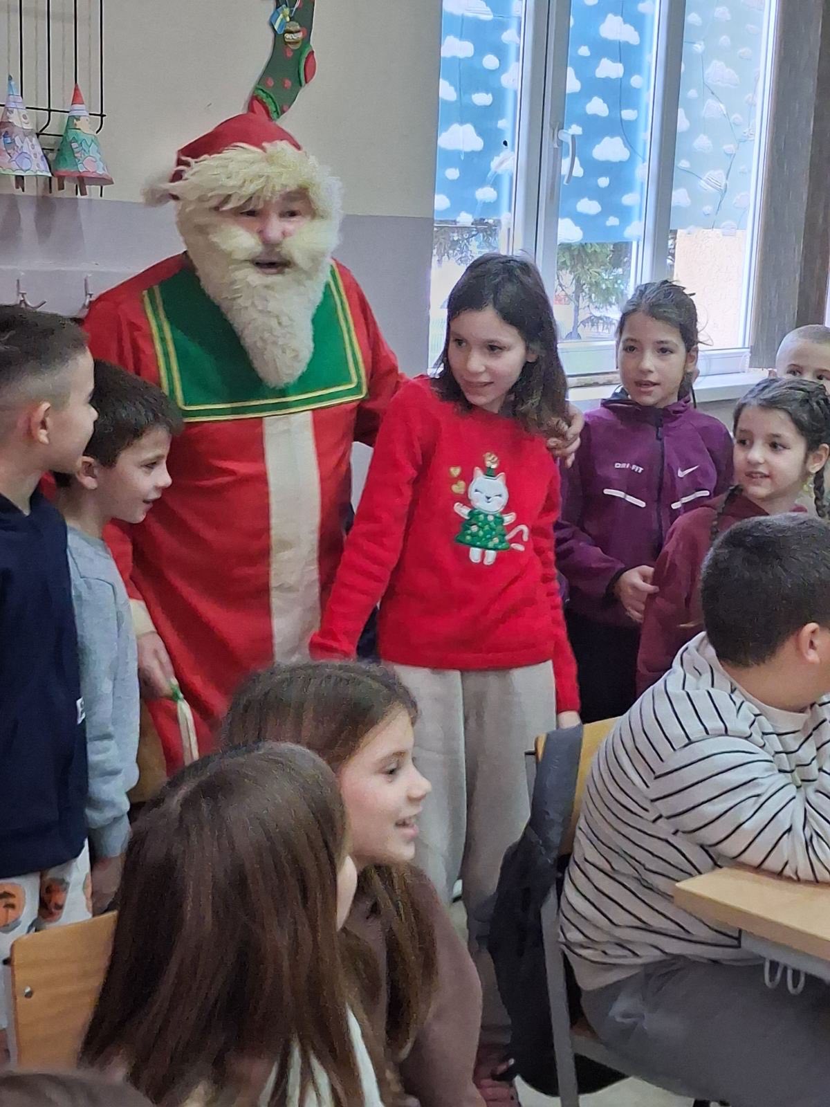 Деда Мраз је јуче посетио и издвојено одељење у Касарским ливадама!