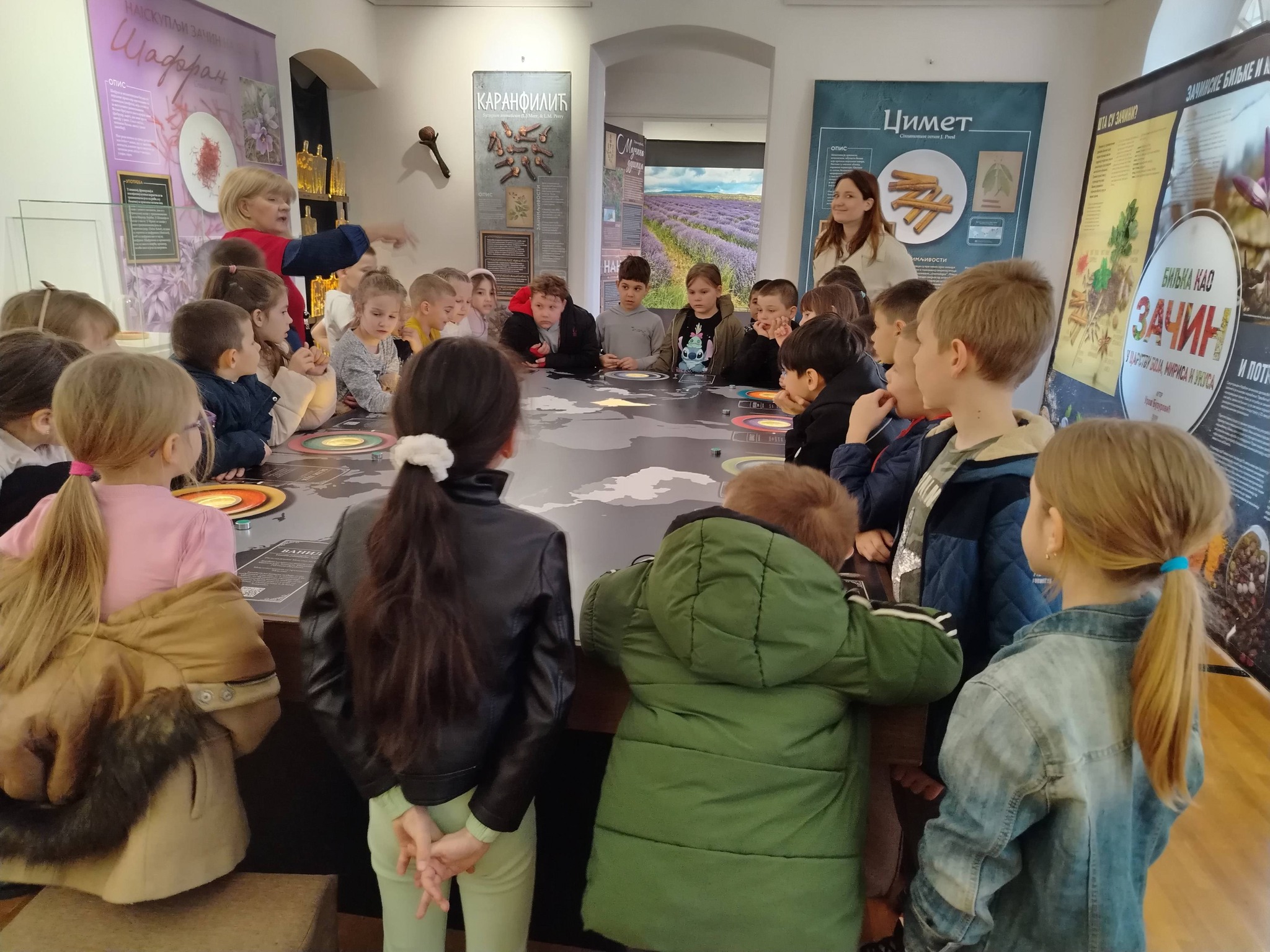 Ученици нижих разреда на изложби зачина у музеју