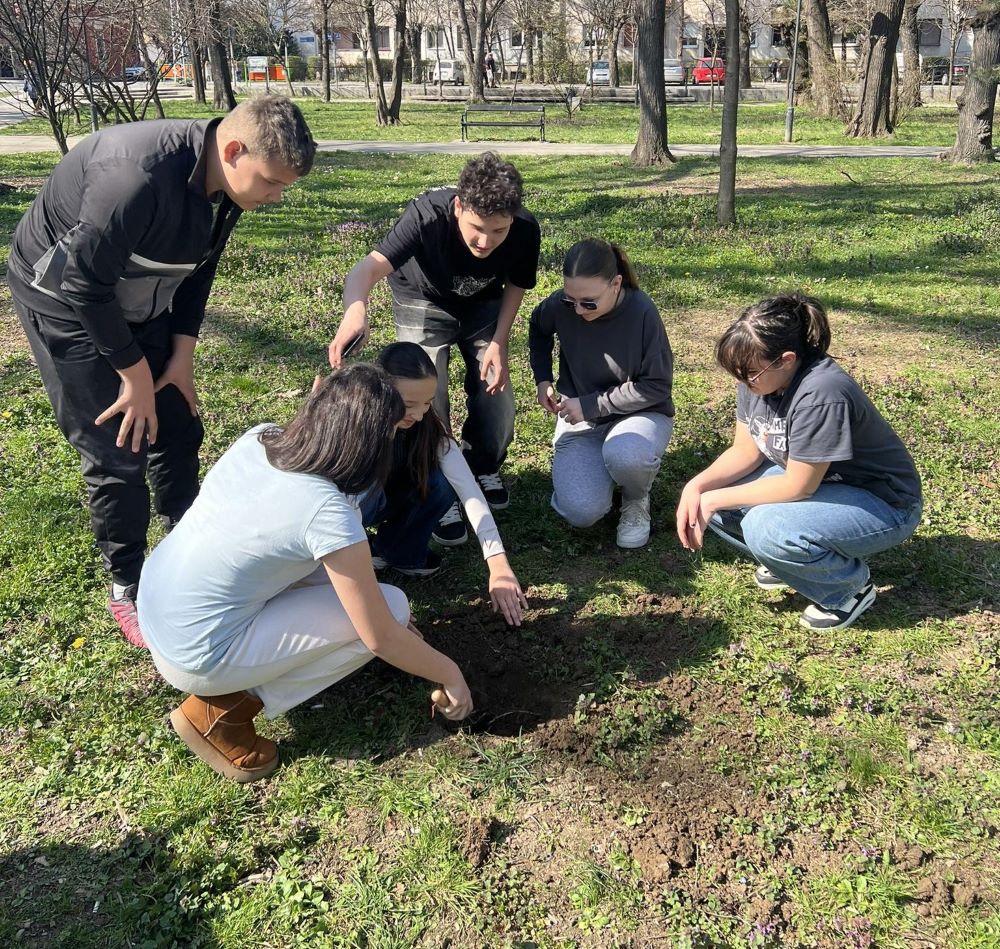 "Живот под нашим ногама"
