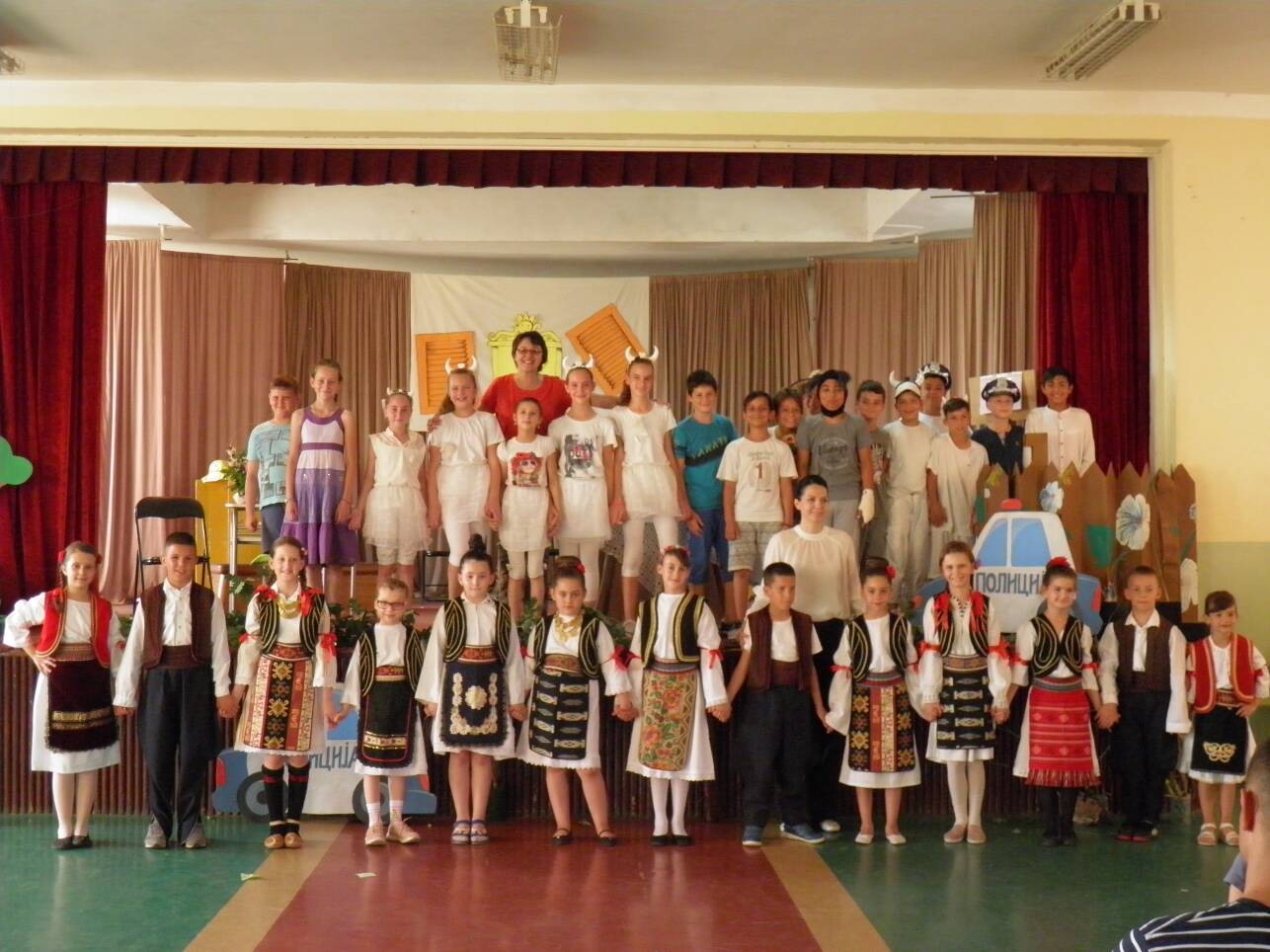 Вук, јарићи и остала дружина четвртог два